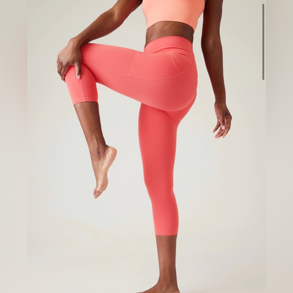 NEW Athleta salutation stash pocket II capri